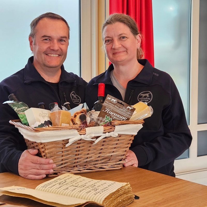 Die Ausbildner Joelle Fuchser (rechts) und Markus Binggeli (links) erhielten einen Geschenkkorb von der Klasse.