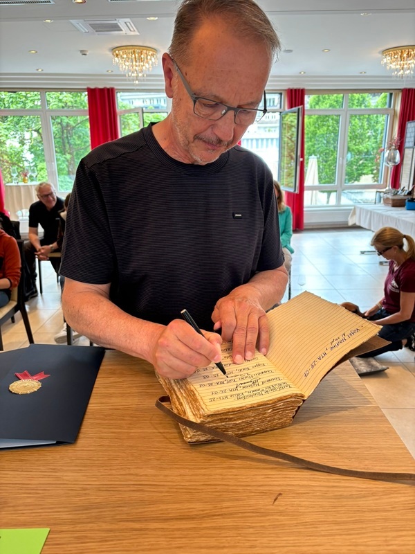 Rolf trägt sich in das zentrale Register der Mantrailing - Akademie ein