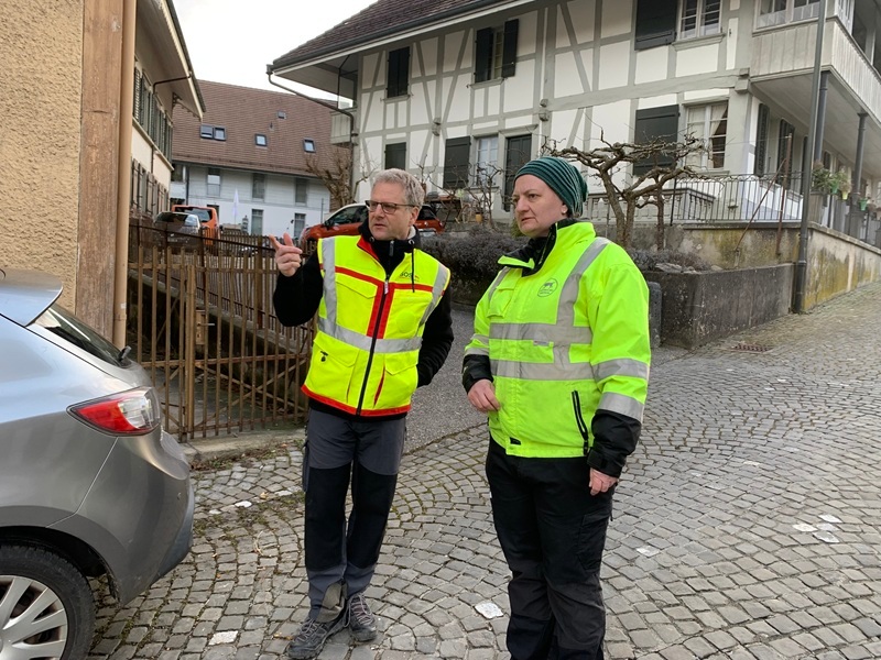 Christoph "Chrigu" Räber, SOS-Vermisstensuche.ch und Joelle Fuchser, Mantrailing-Zentrum besprechen eine Situation einer kniffligen Entscheidung
