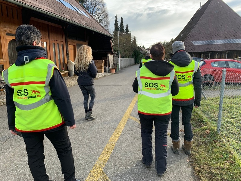 Die gesamte Gruppe begleitet jeden Trail und lernt durch beobachten und besprechen gleich mit