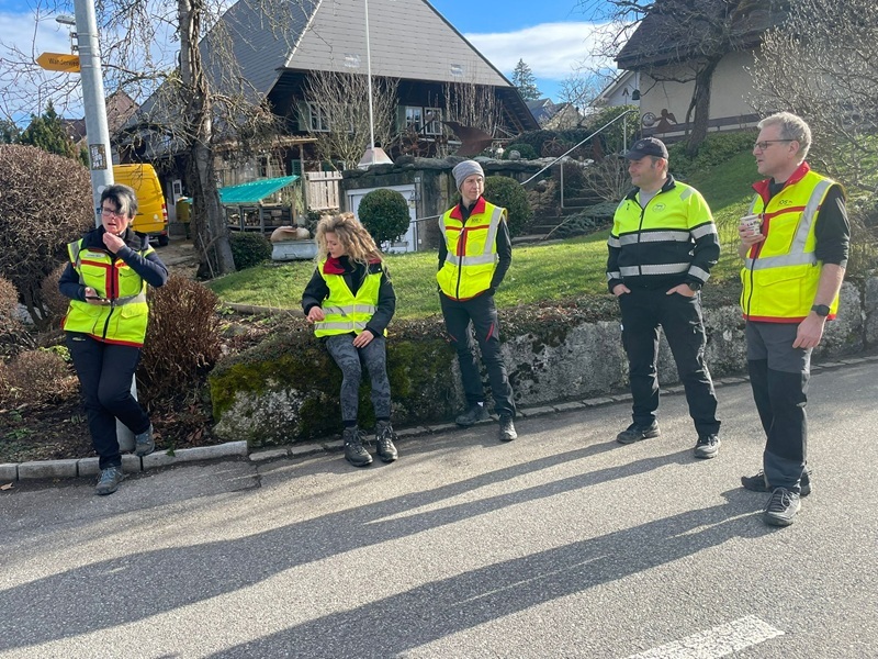 Gesamte Gruppe beobachten den Start vom Mantrailing-Teams