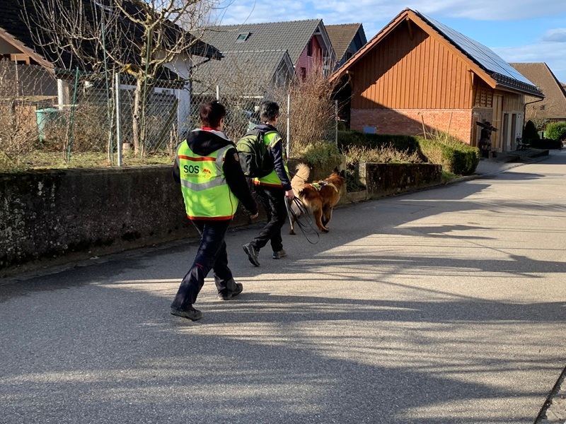 Conny Müller mit Ike auf dem Trail, Sandra Vock als Flankerin