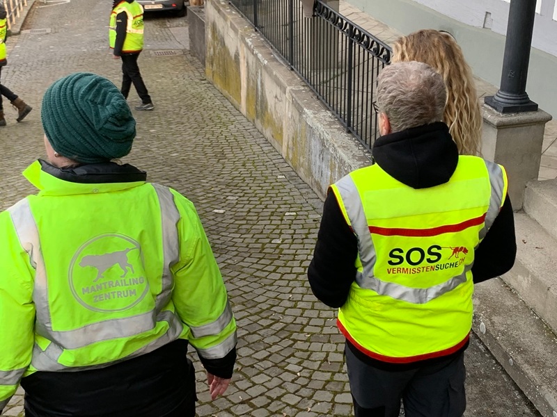Joelle und Chrigu beobachten die Arbeit vom Mantrailing-Team in der Entscheidung