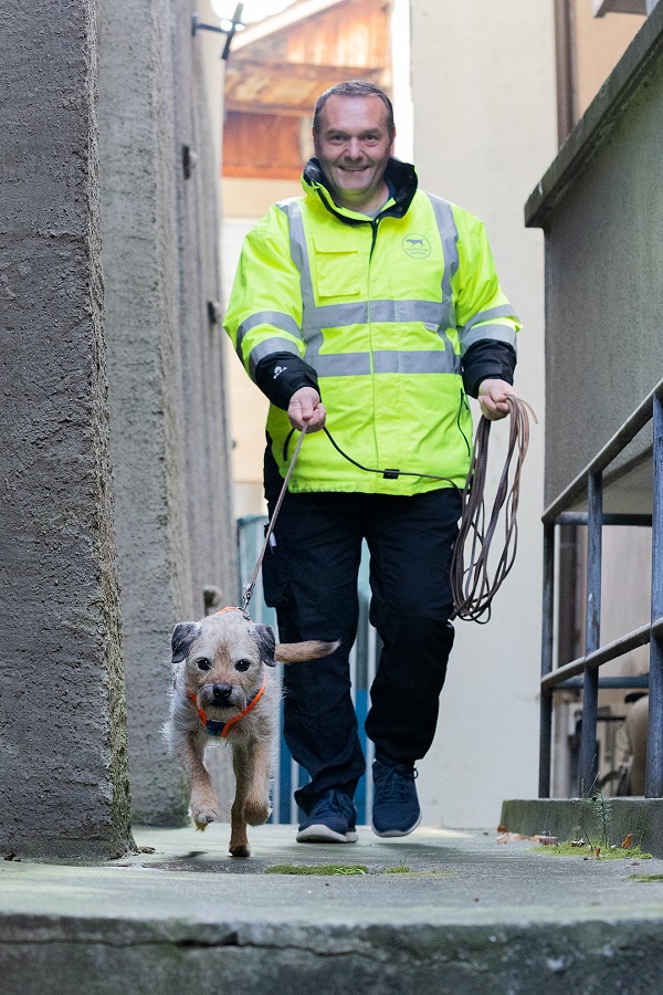Markus Binggeli, Mantrailing-Instruktor mit Border Terrier Charly