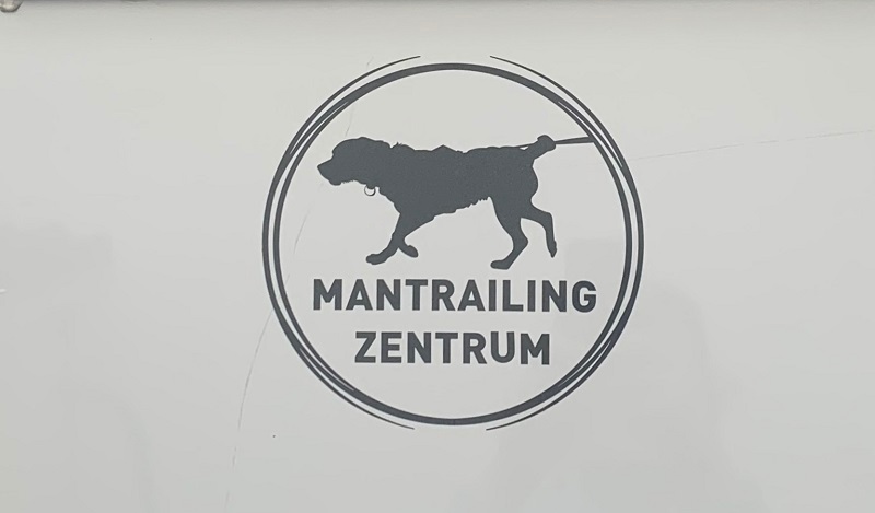 Logo Mantrailing Zentrum auf dem Wohnmobil zum Mieten