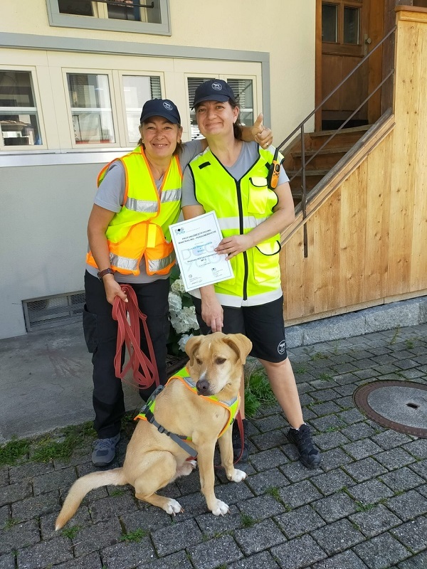 Claudia und Bosco bestehen die Mantrailing - Prüfung MT3